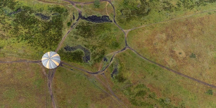 Varmluftsballong sett från ovan på Serengeti
