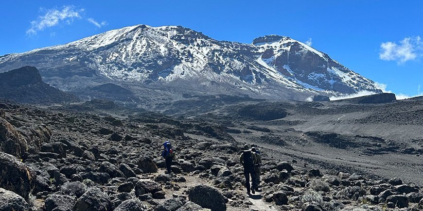En gruppe bestiger Kilimanjaro