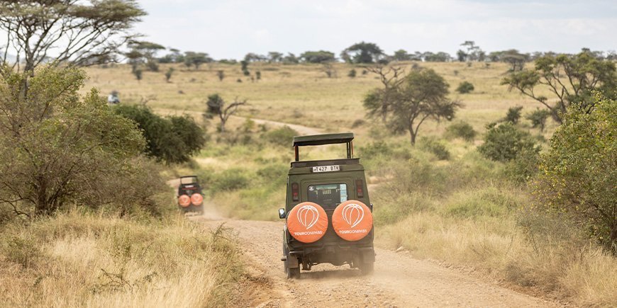 TourCompass safari-jeep kører på gruset i Tanzania